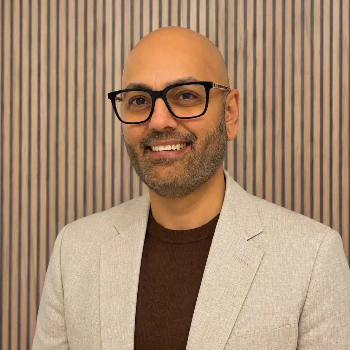 Portrait of Manu Kastia, founder and AI consultant at Digital Dialog, for a blog about destination marketing channels in 2026.